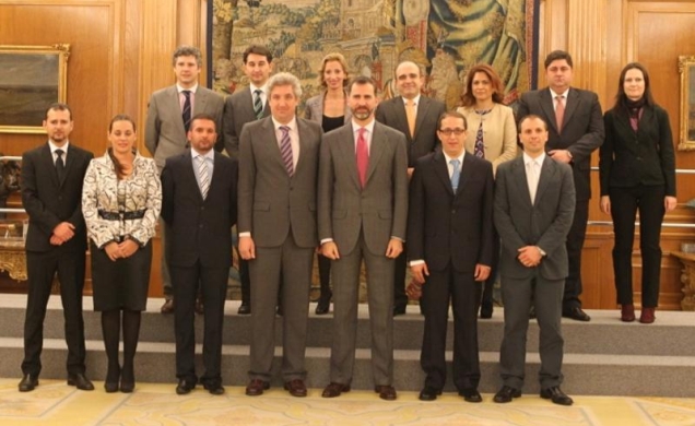 Fotografía de grupo del Príncipe de Asturias con la Comisión Ejecutiva de la Asociación de Jóvenes Empresarios de Melilla